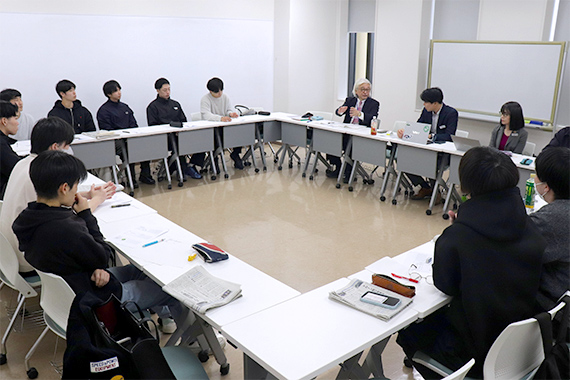 株式会社レンタルのニッケンの人事部採用担当者を招いて就職活動について特別講義を実施しました