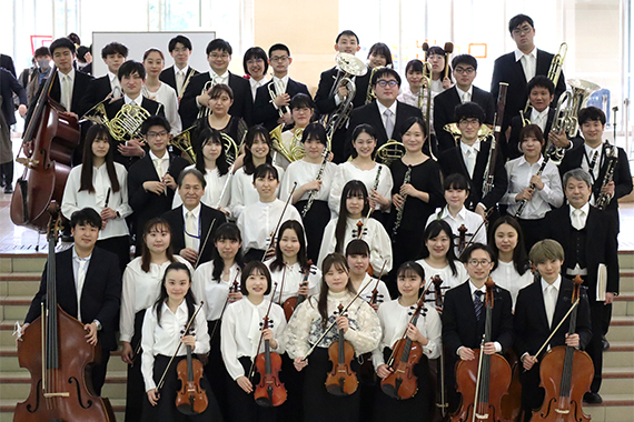 板橋交響楽団が卒業生へお祝いの演奏をしました