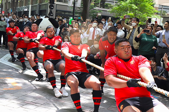 ラグビー部が「大手町・丸の内・有楽町仲通り綱引き大会2023」のエキシビションマッチに参加しました