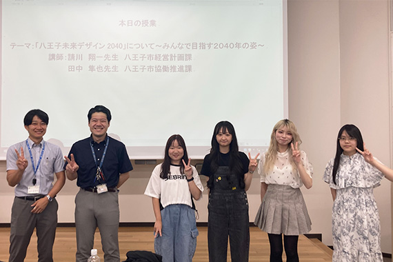 八王子市の職員を招き、八王子市のまちづくりと行政の取り組みについての授業を実施しました