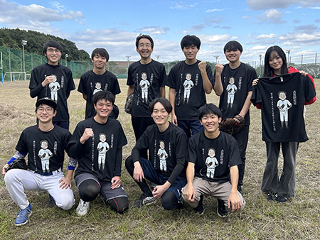 Students who completed their 2025 graduation theses won the softball tournament wearing original lab T-shirts they designed.