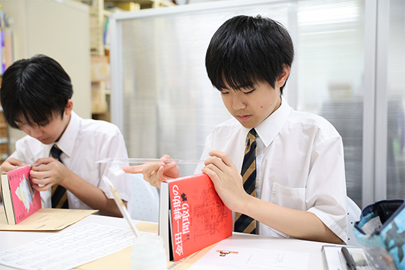 八王子キャンパスにて松が谷中学校の生徒による職場体験を受け入れました