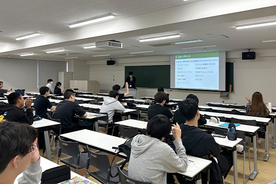 八王子市からゲストスピーカーを招いて授業を実施しました