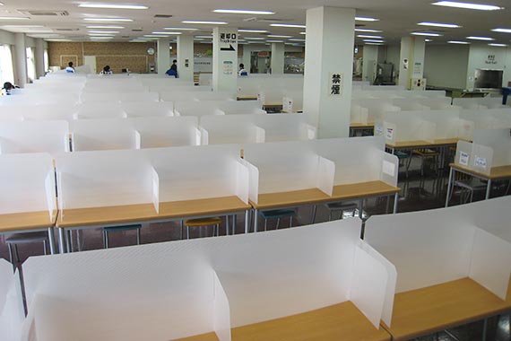 学生食堂にパーティションを設置しました 帝京大学