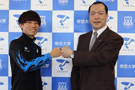 駅伝競走部OB星岳選手が表敬訪問のため来校しました | 帝京大学
