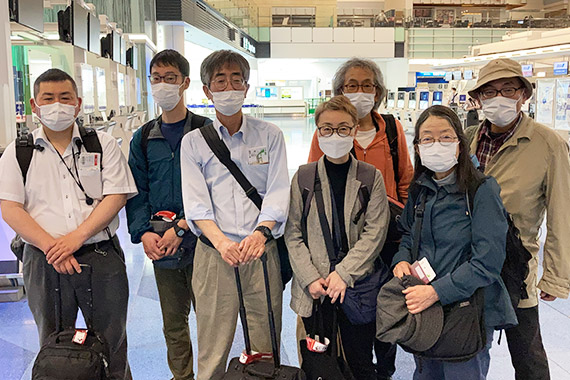 羽田空港出発ロビーにて調査団団長の文化財研究所所長 山内教授（左から3人目）と調査団メンバー