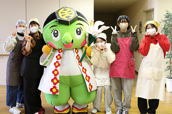 教育学部の学生が第59回八王子市消費生活フェスティバルに試食ブースを出展しました