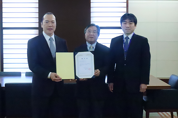 薬学部特任教授 丸山一雄に帝京大学発ベンチャー企業の称号を授与しました