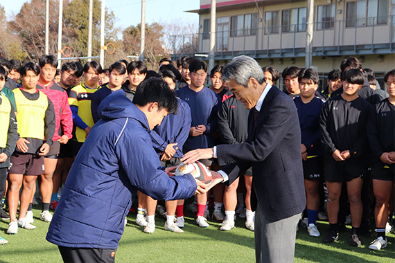 帝京大学ラグビー部への激励に八王子市副市長が来訪されました