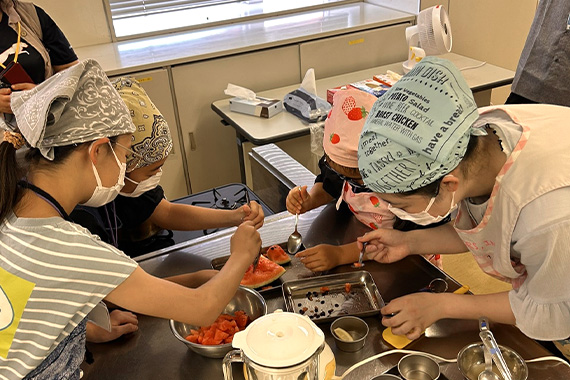 教育学部の手塚准教授と学生が第16回八王子子どもいちょう塾で郷土料理講座の講師を務めました