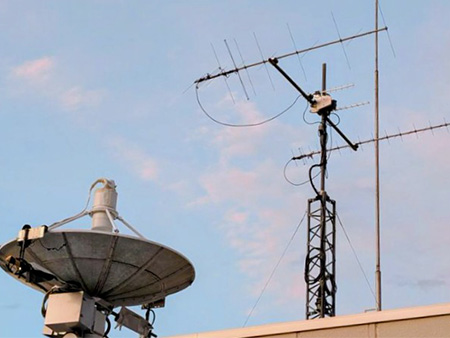 宇宙通信、電波観測用アンテナ設備群を活用した通信、電磁波工学分野の研究開発
@ 帝京大学宇都宮キャンパス宇宙機研究開発センター保有設備群