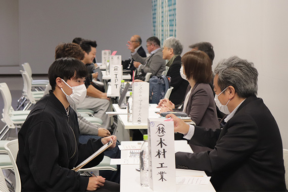 質問力・コミュニケーション力を磨く特別イベント「企業人と語る」を実施しました