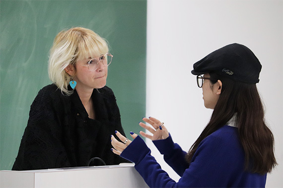 鵜飼ゼミが文化学園大学大学院からトゥーレン・サスキア氏を招いて講義を実施しました
