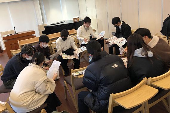 Students from the Faculty of Language Studies participated in the "Machiga Museum" project in the Sakuramoto district of Kawasaki City
