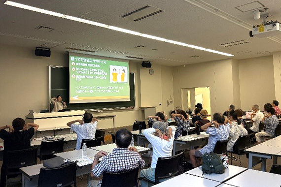 医療技術学部看護学科の教員が地域住民を対象に、夏バテ解消法をテーマとした健康講座を実施しました