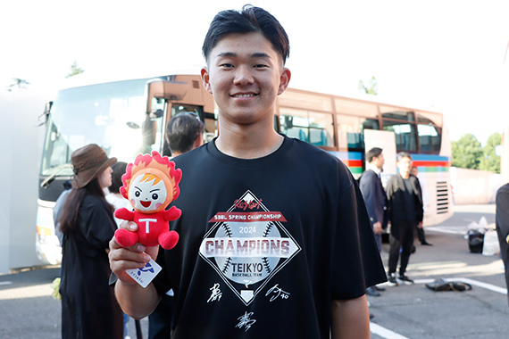 本学卒業生が硬式野球部優勝記念Tシャツを制作しました | 帝京大学