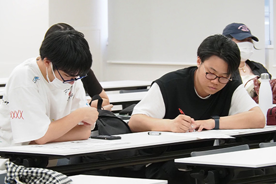 西向准教授の「国際ボランティアと地域理解」の授業で門脇史弥首席事務官による出前講座を実施しました
