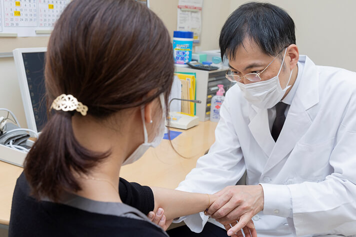 河野教授は、帝京大学医学部附属病院のリウマチ膠原病グループで、患者さんの全てを診る治療を行っている
