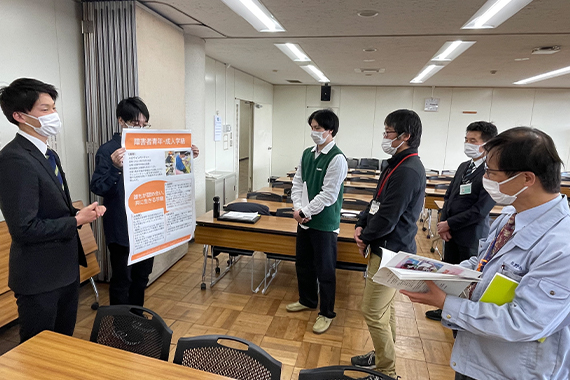 Professor Ojima’s seminar class held a research report meeting at Hino City Hall