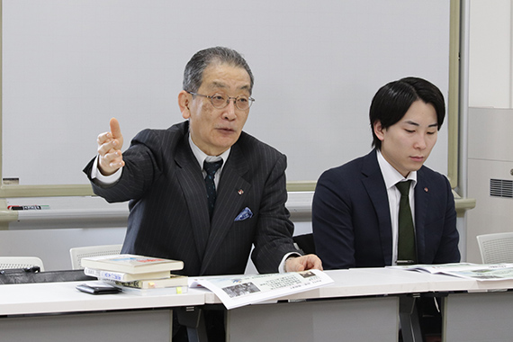 東海東京証券株式会社代表取締役会長を招いて就職活動について特別講義を実施しました