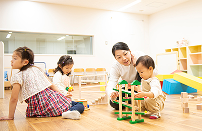 幼児の遊びに触れる学生とそれを観測し、データを収集する学生の様子02