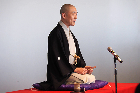 「日本語で楽しむ落語の世界」を実施しました