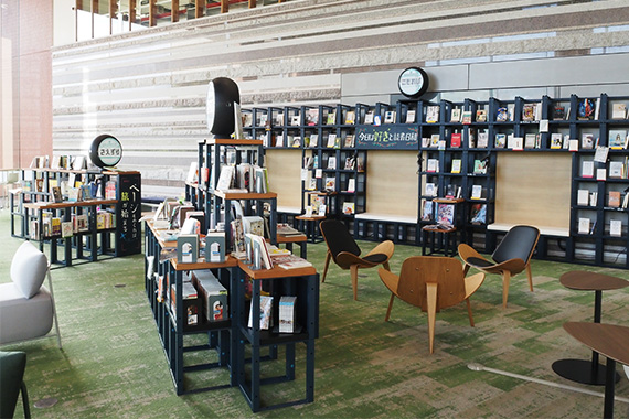 地階　メディアラウンジ