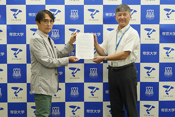 The Teikyo University Museum signed an agreement on collaboration and cooperation with the Hachioji City Folk Museum