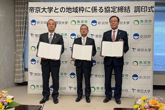 A signing ceremony was held with Niigata Prefecture and Uonuma City to conclude an agreement regarding the regional framework School of Medicine.
