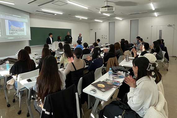 北大東島振興機構よる北大東島の開拓史に関する講義を実施しました