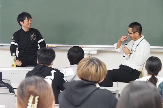 A special class was held in Mass Communication Theory II.