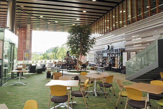 地階　メディアラウンジ