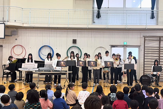 田﨑ゼミの学生が小学生・園児を対象に参加型演奏会を実施しました