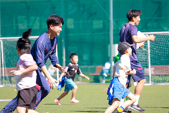 サッカー部の学生が「TEIKYOマルチスポーツカーニバル 芝生deふれあいサッカー」を実施しました