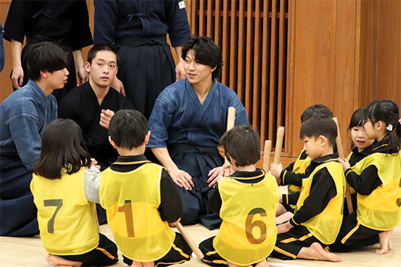 剣道部が帝京大学幼稚園の園児を招いて剣道教室を実施しました