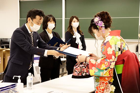 年度帝京大学卒業式を挙行しました 帝京大学