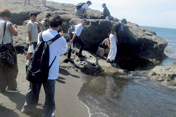 史学科地理学コースの学生が千葉県で観光や歴史・文化、地殻変動の痕跡をたどる実地調査を行いました