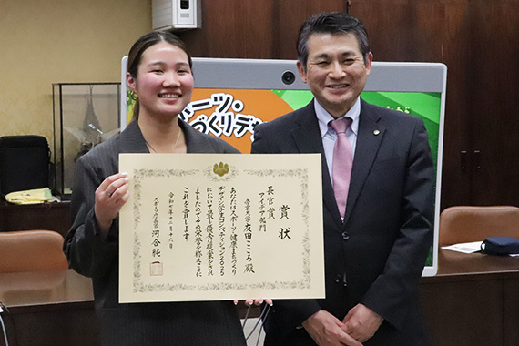A student from our university who received the Japan Sports Agency Commissioner's Award gave a presentation to the Mayor of Hachioji.