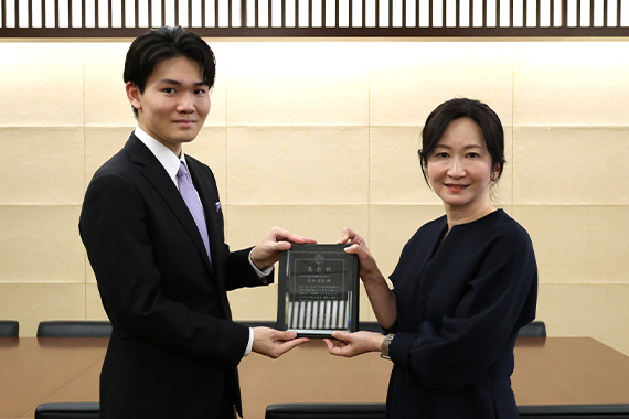 東京都医師会主催「医学生懸賞論文 プラタナス大賞」優秀賞受賞の長南温郎さんの学内表彰が行われました