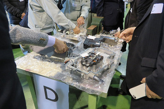 Explanation of the Honda e-disassembly process and parts tour held at the Automotive Technology Center