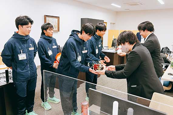 駅伝競走部がフランスベッド株式会社を表敬訪問しました