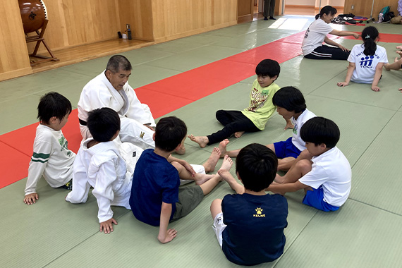 冲永総合研究所の吉見特任教授が年中児から小学3年生を対象とした基礎運動教室の体験会で指導を行いました
