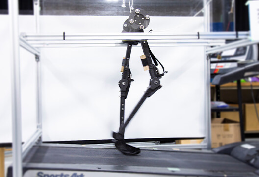 歩行ロボットを研究する池俣吉人准教授との共同研究を展開