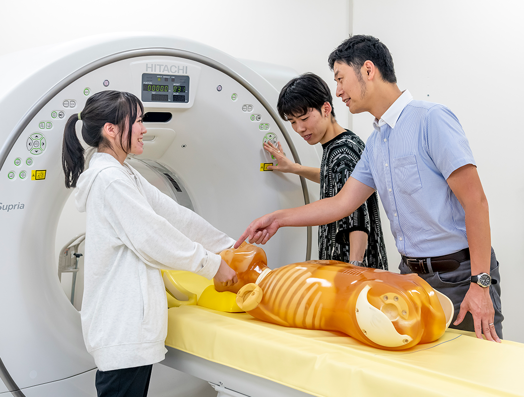 「診療放射線技師を目指す学生たちにはできるだけ早い時期から臨床現場を体験してほしい」と話す亀澤准教授。実際の診断機器を使った実習も多数カリキュラムに組み込まれている