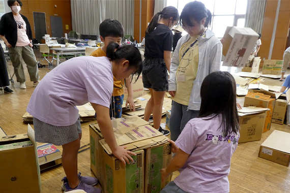 坪井塑太郎教授が小学生を対象とした「段ボールで作る災害避難所ワークショップ」を実施しました