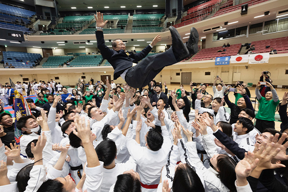 空手道部が全日本大学空手道選手権大会の男女団体形・男子団体組手で優勝し3冠を達成しました
