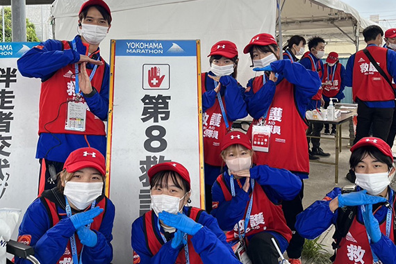 医療技術学部学生および教員が横浜マラソン2023に救護ボランティアとして参加しました