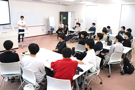 厚生労働省年金局よりゲストスピーカーを招き年金やiDeCoにまつわる座談会を実施しました