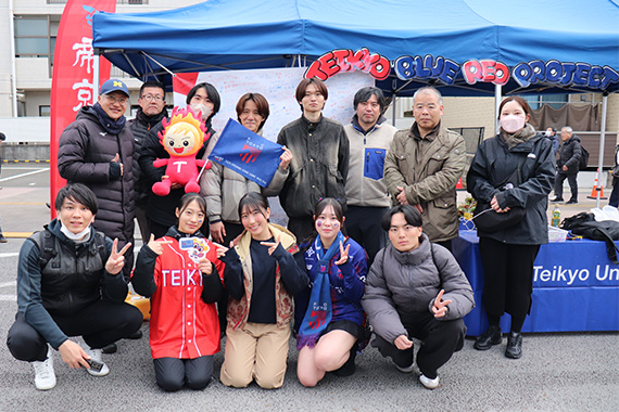 本学学生がFC東京ホームゲームでブース出展を行いました