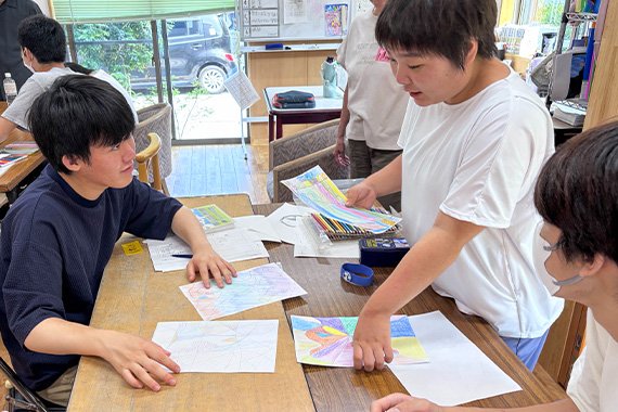 初等教育学科の中村ゼミが障害者支援事業所「みつばちワーク」の交流会に参加しました